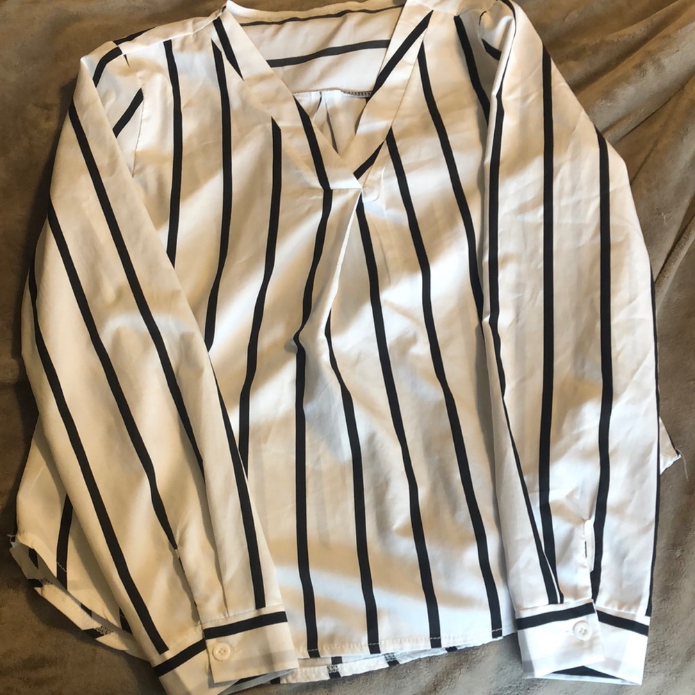 Long sleeve black and white blouse